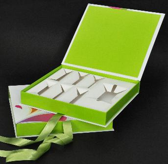 กล่องกระดาษสีขาว/เขียว ปั๊มไดคัทขึ้นรูปกล่อง กล่องด้านในเจาะช่องหน้าต่าง