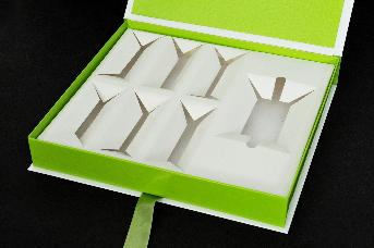 กล่องกระดาษแข็งจั่วปัง เพิ่ม support ด้านในสีขาวเจาะช่องวางสินค้าได้พอดี