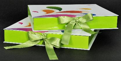 กล่องกระดาษห่อจั่วปัง ตัวกล่องสีเขียวสดใส ติดริบบิ้นสีเขียวมันวาว ผูกโบว์ปิดกล่องได้แน่นสนิท