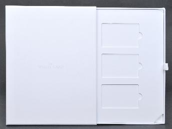 กล่องสไลด์ / กล่องลิ้นชัก The White Card โดย โคว แบง คอค จำกัด  
สำหรับบรรจุ MEMBER CARD เป็นกล่องจั่วปังห่อด้วยกระดาษอาร์ตการ์ด ขนาด 20.5 X 26.7 ซม. ด้านหน้าและด้านหลัง เพิ่มเสน่ห์ด้วยการปั้มฟอยล์ และริบบิ้นสำหรับดึงตัวกล่องด้านในออกมา
ขนาด 