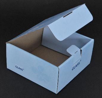 ฝากล่องด้านบน มีการไดคัทช่องสำหรับก้านเสียบ
เพื่อยึดติดกับตัวกล่องให้แข็งแรง ตัวกล่องพับขัดขึ้นรูป
มีก้านเสียบเพื่อให้ยึดกับฝากล่อง