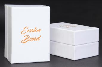 กล่องกระดาษสีขาว กล่องแบบฝาบนฝาล่าง พิมพ์โลโก้ส้มเหลืองที่ฝากล่อง 