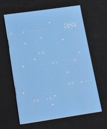 กระดาษดาษ Brief Card 250 แกรม
พิมพ์ด้านหน้า 1 สี PT 2717 U
ด้านหนังพิมพ์ 1 สี PT 475 U
ปั้มนูนปกหน้าตามแบบ  (ขนาด 11 X 12 ซม.)

