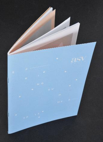 กระดาษดาษ Brief Card 250 แกรม
พิมพ์ด้านหน้า 1 สี PT 2717 U
ด้านหนังพิมพ์ 1 สี PT 475 U
ปั้มนูนปกหน้าตามแบบ  (ขนาด 11 X 12 ซม.)