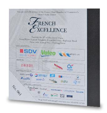 การ์ดเชิญพร้อมซอง French Excellence FTCC โดย หอการค้าฝรั่งเศส-ไทย
Size ขนาดการ์ด 15 x 15 ซม.
กระดาษ Sirio Pearl Ice White หนา 110 แกรม
ปรินท์ดิจิตอล 4 สี ปั้มฟอยล์สีทอง โลโก้
ปะประกบ ความหนา 1 มิล 
รันนัมเบอร์ 1 จุด