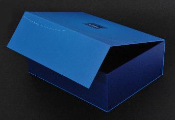 กล่องของขวัญพรีเมี่ยมสีน้ำเงิน กระดาษหนาประมาณ 2.3 มม. ฝาติดกับตัวกล่อง พับปิดลงด้านข้าง