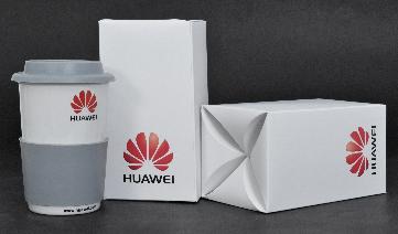 กล่องใส่แก้วมัค สินค้าพรีเมี่ยมพร้อมสกรีน และกล่องบรรจุ Make it Possible  โดย Huawei
ขนาดกล่องสำเร็จ  9.2 x 17.4 x 9.2 ซม.
กระดาษอาร์ตการ์ด 350 แกรม