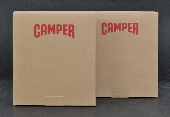 กล่องกระดาษคราฟท์ ขนาด 18 x 20 x 7.5 ซม. พิมพ์โลโก้ CAMPER สีแดงด้านหน้า-หลังกล่อง