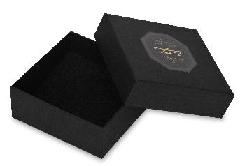 กล่องเครื่อประดับ  Tu'I โดย ทีแอ๊กเซสโซรีส์
ขนาดกล่องสำเร็จ 
ขนาดสำเร็จ 10.5 x 10.5 x สูง 4 ซม.
กระดาษห่อ Rainbow สีดำลายจุด