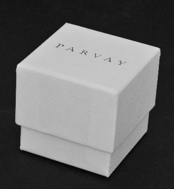 กล่องกระดาษแข็งฝาครอบ
ทรงสี่เหลี่ยมจัตุรัส 
ใบห่อกระดาษพิเศษนำเข้าสีขาว Guarro Casas Geltex K 
ความหนา 115 แกรม