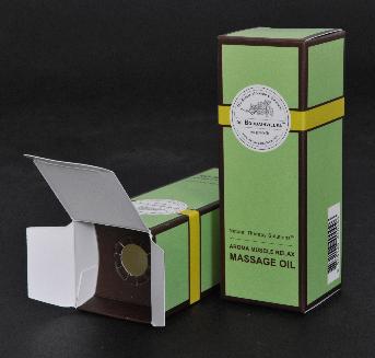 กล่องกระดาษสีเขียว บรรจุน้ำมันนวดเพื่อผ่อนคลาย Aroma Muscle Relax มีตัวล้อคขวดด้านบน