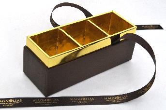 กล่องซัพพอตด้านใน ห่อด้วยกระดาษเมทัลไลท์สีทอง
พร้อมทำช่องสำหรับวางขวดครีม 3 ขวด