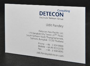 นามบัตร DETECON พิมพ์ดิจิตอล 2 สี 1 หน้า  ขนาด 9 x 5.5 ซม. ปั๊มนูนที่โลโก้  
