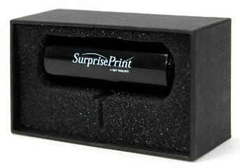 กล่องกระดาษสีดำ ปั๊มฟอยล์สีเงินโลโก้ Setsquare SurprisePrint ด้านหน้ากล่อง