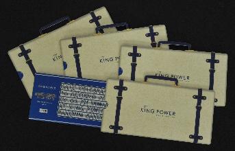 ซองการ์ดประกอบและไดคัทเป็นรูปกระเป๋า
ขนาดซอง  19 x 10.64 ซม.
ปั๊มฟอลย์สีทอง GM9
ปั๊มนูนตามสายกระเป๋า โลโก้
หมุดบนกระเป๋าทั้งด้านหน้าและด้านหลังรวม 16 จุด
ที่รัดเข็มขัด ,กรอบ Logo King Power ,งานที่ปั๊มฟอลย์แล้วจะเป็นแบบเรียบไม่มีมิติครับ แต่มิติจะเพิ่มจากการปั๊มจม