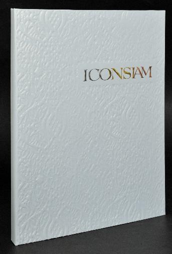 ปกจั่วปัง เบอร์ 28 ห่อด้วย กระดาษ Ice Gold 120 แกรมพิมพ์โลโก้ ICONSIAM ตัวหนังสือ ปะด้วยกระดาษอาร์ตการ์ดด้านใน เพื่อให้สามารถปั๊มนูน 3 มิติได้ สปอตยูวี โลโก้ ปั๊มจม 3 มิติ เต็มปกหน้า และปกหน้าใน