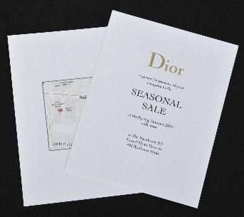 การ์ดเชิญพิมพ์ 1 สี 1 หน้า (สีดำ),  พิม์ 4 สี 1 หน้า ( 4/0 )
โลโก้ Dior ปั๊มฟอยล์สีทองด้าน