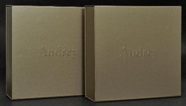 กล่องขนม Audrey โดย บริษัท  Fine dine จำกัด กล่องกระดาษแข็งห่อสีน้ำตาลทองสวยหรู