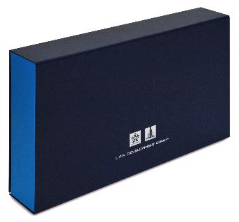 กล่องสินค้าสวยสองโทนสี ปั๊มโลโก้ภายในกรอบสีขาวบนพื้นสีน้ำเงินบนฝากล่อง
