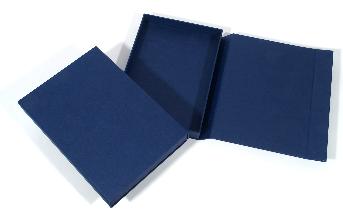 กล่องกระดาษแข็ง ขนาดกล่องเท่ากระดาษ A4 ใบห่อสีน้ำเงินขึ้นรูปทั่วกล่อง ไม่มีพิมพ์ 