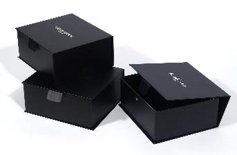 กล่องสินค้าสีดำ โดย RALPH  LAUREN
กล่องกระดาษจั่วปังพรีเมี่ยม สีดำ 
ขนาดกล่องสำเร็จ 10 x 14 x 5 ซม.