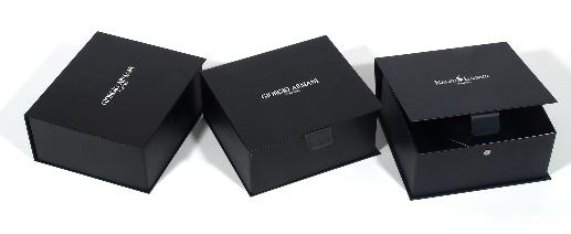 ด้านหน้าของกล่อง 
ใช้เทคนิคการปั้มฟอยล์ เพื่อสร้างความสวยงาม
(ฟอยล์สีเงินด้าน)