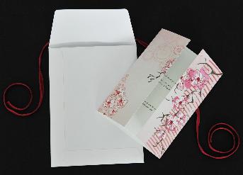 เซ็ตที่ 1  ชุดดอกไม้สีชมพู
ถูกออกแบบให้เปิดการ์ดเปิดเหมือนหน้าต่าง
พร้อมด้วยริบบิ้นซาตินสีแดง คาดผูกเป็นโบว์น่ารักๆ 1 เส้น