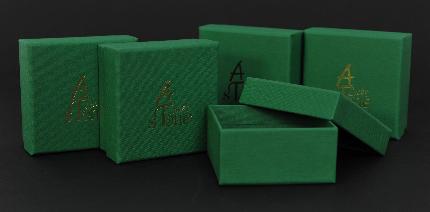 ตัวกล่องห่อด้วยกระดาษ พิเศษมีลวดลายบนเนื้อกระดาษ
 Rainbow สีเขียว  Emerald  
ความหนาประมาณ 108-114 แกรม
