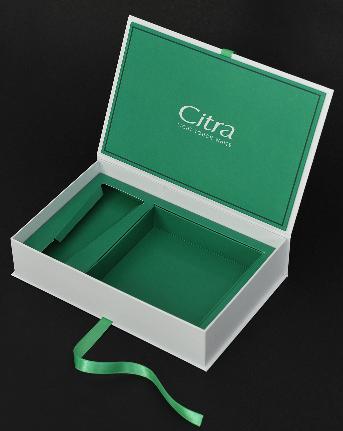 กล่องกระดาษสีเขียวด้านในเป็นกล่องจั่วปัง ขนาดกางออก 27.5  x 36.5 ซม. ขนาดสำเร็จ 16.5 x 25.5 x 5.5 ซม. 
