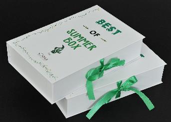 กล่องกระดาษแบบฝา 3 ชิ้น หน้ากล่องพิมพ์ 4 สี เคลือบลามิเนตด้าน ริบบิ้นผูกโบว์สีเขียวด้านข้าง