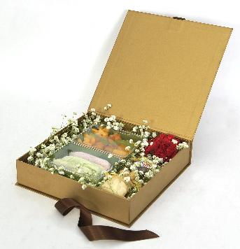 กล่องของขวัญ บรรจุขนมไทย น้ำอบ ดินสอพองประดับด้วยดอกไม้หลากสีสวยงาม