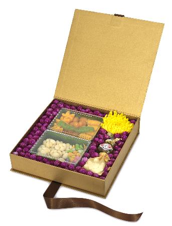 กล่องของขวัญสีทอง ด้านในประดับด้วยดอกไม้สีม่วง / สีเหลือง สวยงามหรูหรา