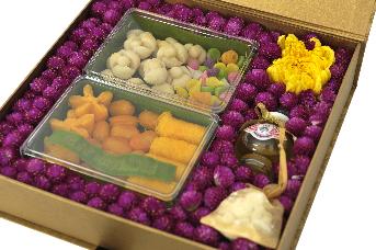 กล่องของขวัญสไตล์ไทย ๆ บรรุจขนมไทยหลากหลายชนิด
 ตกแต่งด้วยดอกไม้ เป็นระเบียบสวยงาม