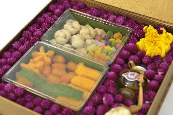 กล่องของขวัญสำหรับมอบในโอกาสวันสงกรานต์ปีใหม่ไทย บรรจุขนมไทย น้ำอบและแป้งดินสอพอง 