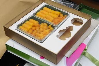 ด้านในกล่องของขวัญ วางกระดาษปอนด์สีขาว ไดคัทเป็นช่องวางกล่องขนม ขวดน้ำอบและดินสอพอง