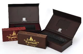 กล่องด้านใน บุฟองน้ำสีดำและผ้ากำมะหยี่ ฝากล่องมีช่องใส่บัตรสมาชิก 