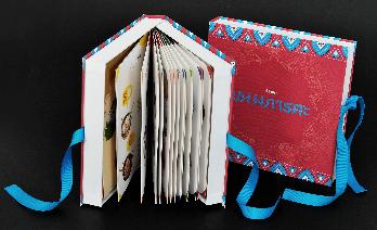 กล่องกระดาษใส่หนังสือตั้งได้สีสันสวยงามสะดุดตา กล่องสามารถวางตั้งโชว์ได้สวยงาม 