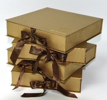 กล่องกระดาษสีทองสวยหรูสำหรับใส่ของที่ระลึก ใช้กระดาษแข็ง ห่อด้วยกระดาษสีทอง 