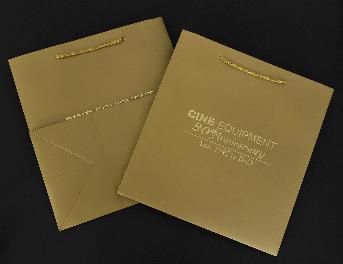 ถุงกระดาษพิมพ์สีทอง ตีพื้นสี  PMS872C  ขนาดกางออก  98 x 49 ซม.