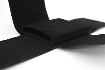 ตัวกล่องเมื่อกางออก 
จะถูกวางเสียบไว้บนผ้าชิ้นนอก ที่ตัดเย็บด้วยผ้ากำมะหยี่สีดำเชิ้นกัน