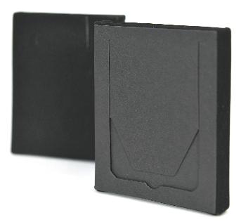 ด้านหลังของกล่อง 
เลือกใช้กระดาษจั่วปังอย่างหนา 
พร้อมบุด้วยฟองน้ำด้านใน ประมาณ 5-8 มม.
พร้อมแปะกระดาษ Burano สีดำ ไดคัทรูปทรงเป็นก้านเสียบ
สำหรับยึดเข้ากับผ้าชิ้นนอก