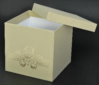 กล่องใส่การ์ดเชิญ / กล่องใส่ซองงานแต่งงาน  โดย แพทย์หญิง พีรนุช
ขนาดกล่องสำเร็จ 25 x 25 x 25 ชม.
ใบห่อ กระดาษ Curious Collection สี gold leaf 120g
ปั้มฟอยล์โลโก้ หน้า-หลัง