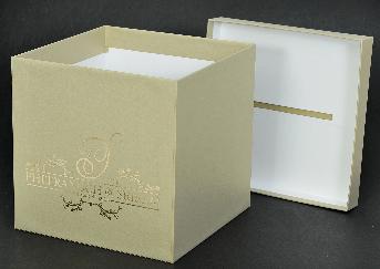 กล่องทรงสี่เหลี่ยมจัดุรัส
ขนาด 25 x 25 x 25 ชม.
ใบห่อกระดาษพิเศษ Curious Collection สี gold leaf 120g
ทั้งฝาบน และฝาล่าง
