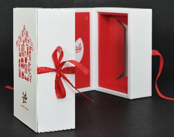 ตัวกล่อง ผูกติดริบบิ้นซาติน
หน้ากว้าง 13 มิล
สีแดง ความยาวประมาณ 25-30 ซม.