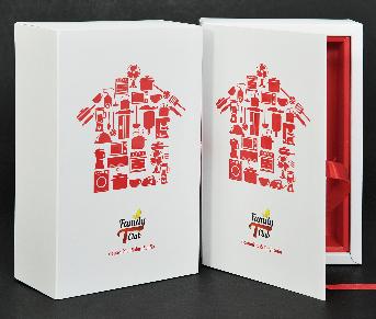 Gift set Box Family Tclub โดย Benefit one 
กล่องกระดาษอาร์ตการ์ด
ขนาดกล่องสำเร็จ 14 x 22  ซม.