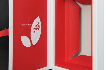 ด้านในกล่อง 
ฝากล่องพิมพ์ การ์ดสีแดง ปะประกบลงบนฝา
ไดคัทช่องสำหรับเสียบบัตรสมาชิก 