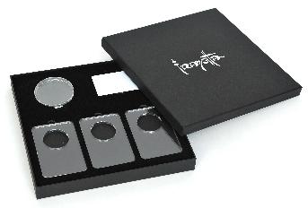Gift set box Acrylic coin  กล่องกระดาษแข็งหุ้มจั่วปัง โดย OPEN CURRENCY 
ขนาดกล่องสำเร็จ 27 x 27 x สูง 3 ซม.
ใบห่อกระดาษ Burano 90 แกรม