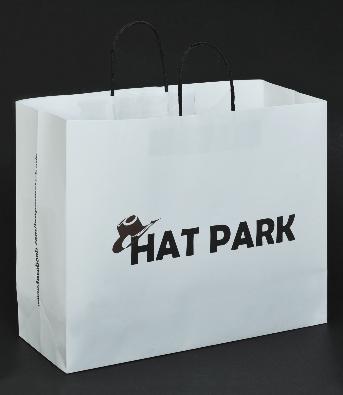 ถุงสีขาวพิมพ์โลโก้ 2 สี โลโก้รูปหมวกสีน้ำตาลเข้ม โลโก้ Hat park สีดำและพิมพ์ Facebook ไว้ข้างถุง