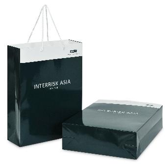 ถุงกระดาษสีเขียวเคลือบเงา โดย InterRisk Asia
ขนาดถุง 29.6 x 39.6 x 10.2 ซม.
