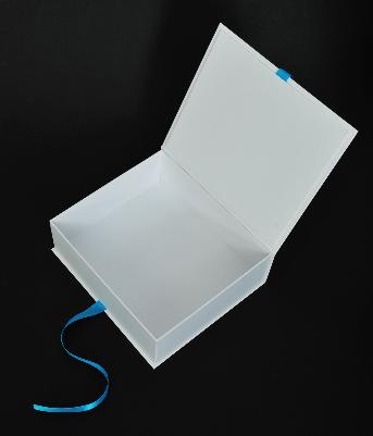 กล่องผลิตภัณฑ์ เซ็ทกลางDE COCO โดย คุณภัทร
ใบห่อกล่อง 
กระดาษอาร์ต  130 แกรม
ไม่มีตีพิมพ์
ไดคัทามรูปแบบ